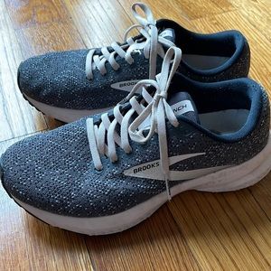 Brooks Launch 7 womens size 7 pink and grey running shoes